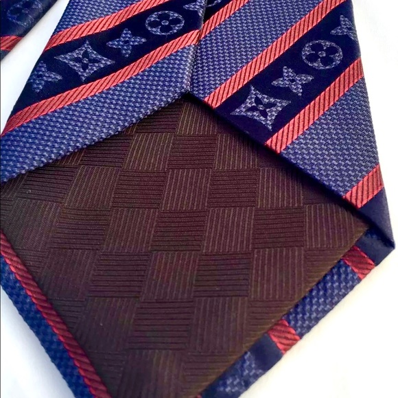 🎁LV HOLIDAY 25’🎁🆕💯✨🔥RARE LOUIS VUITTON NAVY RED LARGE MONOGRAM STRIPE TIE🔥 - Picture 8 of 15